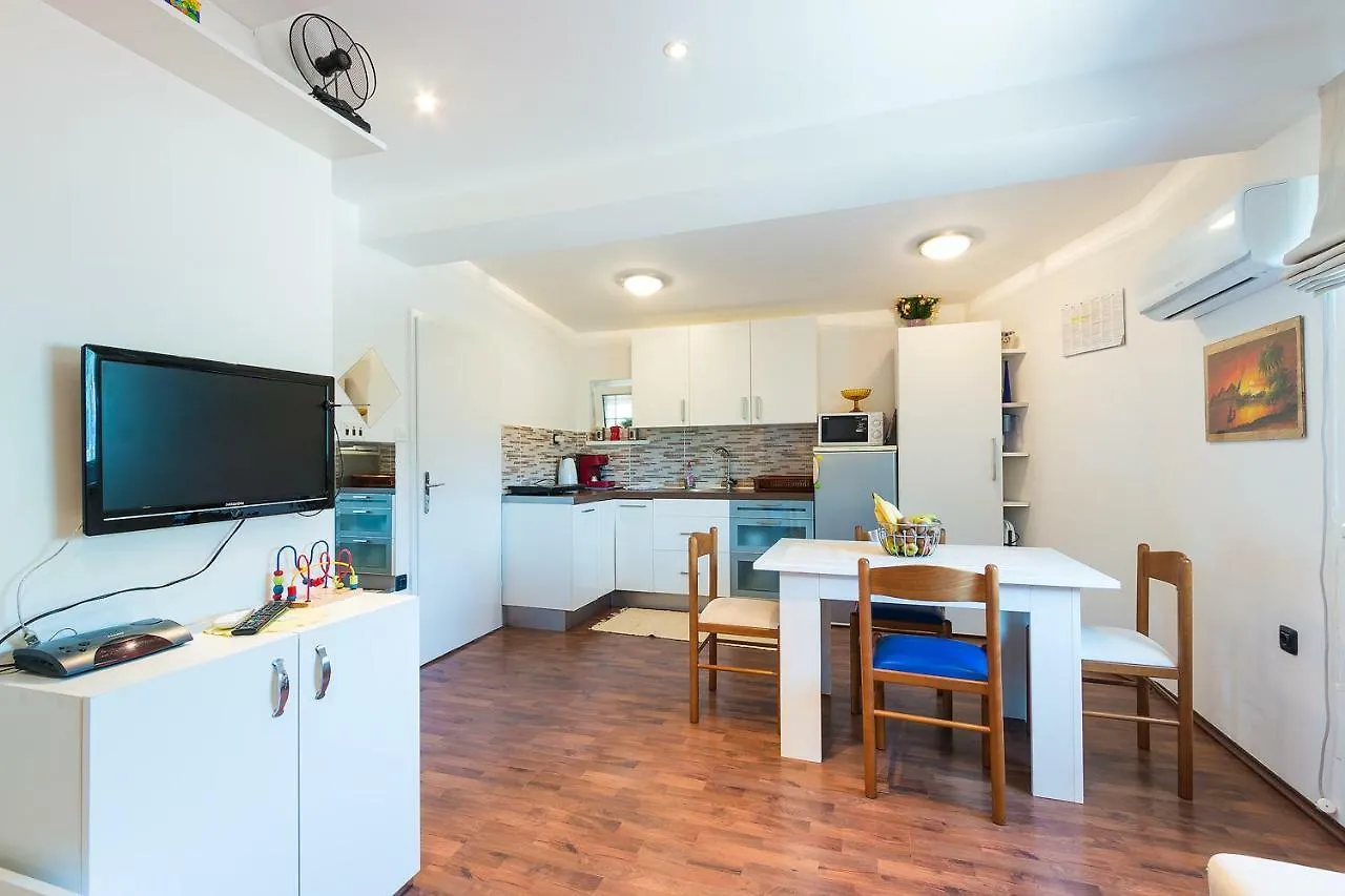 Apartments Salak Pola 0*,