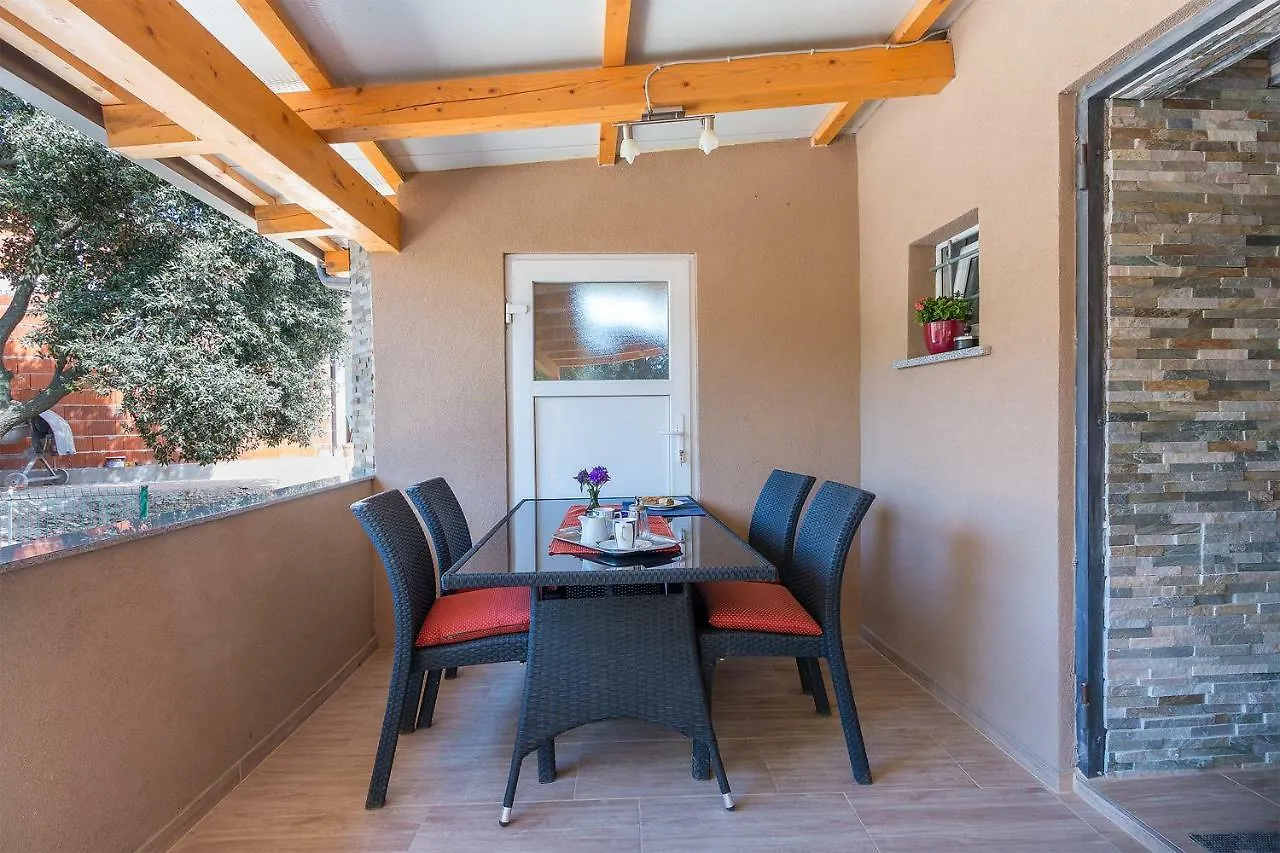 Apartments Salak Pola 0*,  Croazia