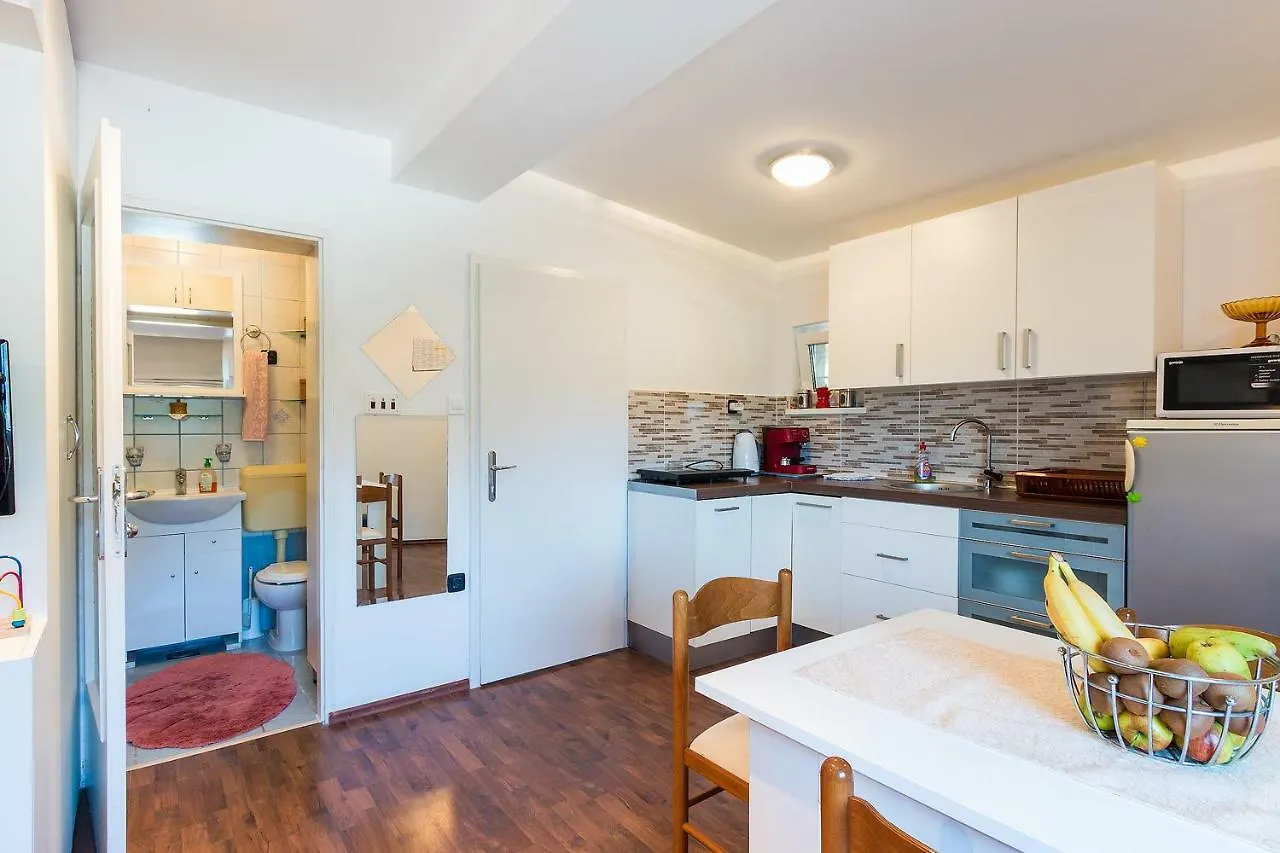 Apartments Salak Pola 0*,
